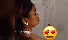 מלכת העקרב של ג'מייקה נהיית שובבה במקלחת