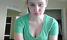 Una rossa amatoriale dai capezzoli gonfi si diverte davanti alla webcam