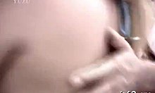 Asiatisk babe giver en sensuel blowjob og viser sine bryster i reality-scener