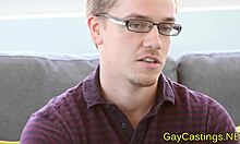 ゲイカップルが自家製ビデオでアナルプレイとディープスロートを探求