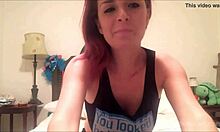 Vera rossa amatoriale si spoglia nuda in webcam