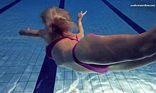 Ruska najstnica Elena Prokovas z naravnimi joški in popolnim telesom v bazenu