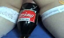 Трудна девојка ужива у домаћој секс играчки у ХД видеу