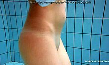 Video fatto in casa di una bionda dai capelli rossi con grandi tette in piscina.