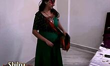 Bhabhi indiană cu sânii mari într-un videoclip de masturbare făcut acasă