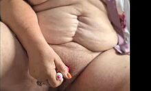 Debeli in debeli babici uživata v kajenju in masturbaciji