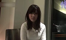 Mira cómo las putas asiáticas amateur reciben una buena follada en sus culos en un video casero sin censura