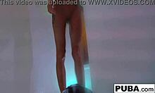 Kendra Cole, úžasná brunetka, si užíva zmyselnú sprchu v domácom videu