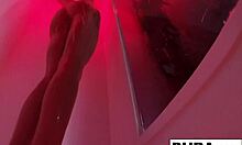 Kendra Cole, una splendida bruna, si gode una doccia sensuale in un video fatto in casa