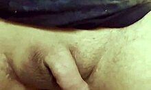 Mladý gay zkoumá orgasmus prostaty sólovou hračkou na lavičce