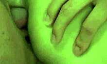 Een Europese tienerbabe krijgt ruwe anale seks van een oudere man in een zelfgemaakte video