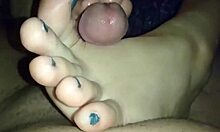 Nekdanja punca uživa v masaži stopal in oralnem seksu doma