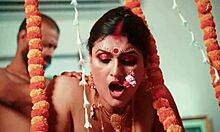 La première nuit de la femme indienne avec l'ami de son mari implique des discussions sales et du culte du cul