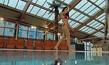 Кати Сорокас се гола купа поред базена у црвеном бикинију
