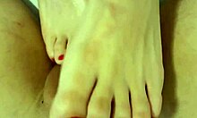 Close-up van vriendin die voetmassage geeft en grote lul streelt