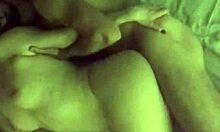 Amatör çift, sarsılmış büyük poposuyla anal seksin tadını çıkarıyor