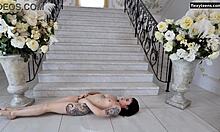 Dasha Gaga, en tatoverte tenåring med fantastisk kroppsbygning, utfører akrobatiske bevegelser på gulvet