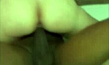 O femeie căsătorită se luptă cu dimensiunea penisului unui bărbat de culoare într-un videoclip amator