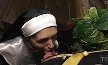 Monja de tetas naturales complace a su musculoso sacerdote con una mamada sensual
