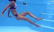Tânăra și zveltă Hermione Ganger într-o întâlnire subacvatică senzuală