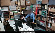 Soukromé video zachycující zlodějku, jak se intimně stýká s ochrankou