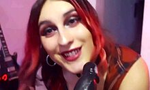 O argentiniană se joacă cu un dildo în timp ce te privește cum te futi în POV