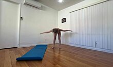 Sesi yoga pagi membawa kepada seks panas dengan milf