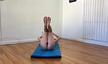 Sesi yoga pagi mengarah pada seks panas dengan ibu rumah tangga