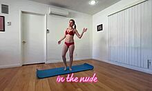 Morgen yoga session fører til varm sex med milfs