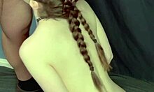 Gadis Eropah yang menakjubkan dengan braids melakukan blowjob deepthroat dan menerima cumshot di muka