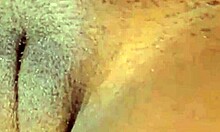 Seksi zrela punca s sočnimi pičkastimi ustnicami uživa v oralnem seksu
