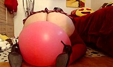 Ιταλίδα ώριμη γυναίκα έχει οργασμούς ενώ καβαλάει μπαλόνια καλυμμένα με υγρασία