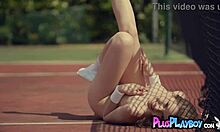 Avrupalı kız arkadaş Kate Chromia tenis kortunda soyunuyor