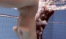Ung russisk kvinne tar en naken svømmetur i bassenget