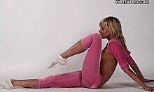 Kemahiran gimnastik Zinka Korzinkinas dipamerkan dalam video senaman telanjang