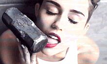 Καυτή εφηβική Mileys άτακτη σε μια καυτή συλλογή