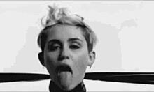 Sıcak genç Miley'nin yaramaz antikalarıyla sıcak bir derleme