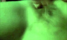 Um vídeo caseiro de uma garota atingindo o orgasmo através do auto-prazer