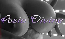 Upplev Asia Divines sensuella solospel och självnjutning i hennes intima hemmiljö