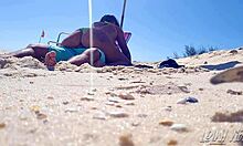 זוג אמצעי עוסק בסקס בחוץ על החוף