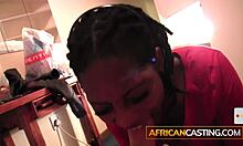 Afrikanische reife Frau verwöhnt einen weißen Mann während eines gefälschten Vorstellungsgesprächs oral