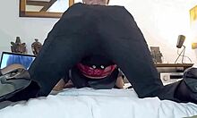Evropska punca v črnem usnju in rdečem spodnjem perilu uživa od zadaj in od ritke do ust