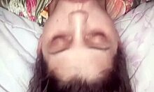 Mijn vriendin geeft een deepthroat blowjob en wordt bedekt met sperma