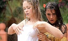 최고의 십대 여자들이 야외 샤워에서 천을 젖게 만듭니다