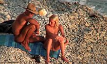 O blondă poftitoare se distrează nud pe plajă cu cowboy-ul ei fierbinte