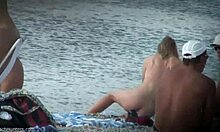 Блондинка с ангелско тяло обикаля гола на плажа