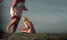 Perky Booty Blondine zeigt ihren tollen Körper im Freien in HD