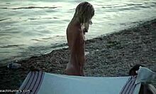 Blond babe viser sin nøgne krop frem, mens hun tager en svømmetur