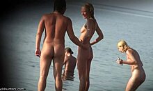 Nudistický plážový voyeur video s blond-hair teenagerkou kurvou