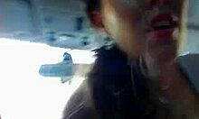 Barnított barátnő vadul maszturbál az autóban